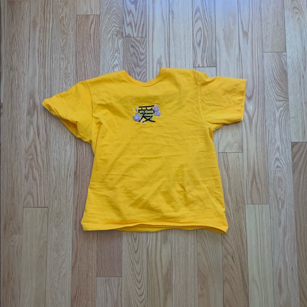 URBAN OUTFITTERS TEE